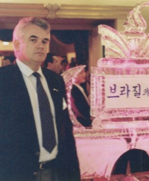1990 - Rui Altenburg em evento internacional na Ásia