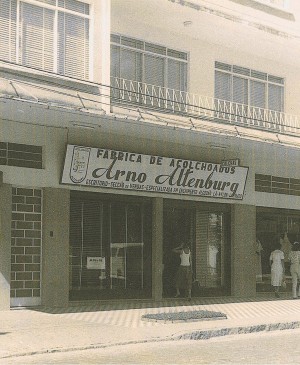 1979 - Escritório administrativo e loja de fábrica, Rua São Paulo, Blumenau/SC